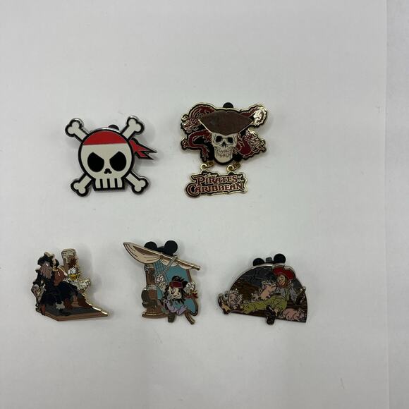 LOT OF 5 DISNEY PIRATES OF THE CARIBBEAN PINS 1 Damaged See Photos As Is - Picture 1 of 8